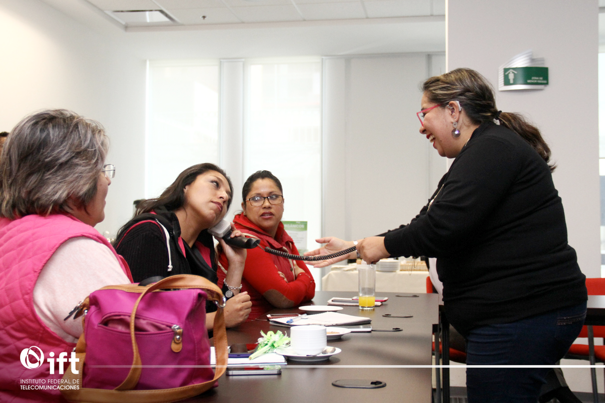 Profesora explicando los inicios de la telefonía. 