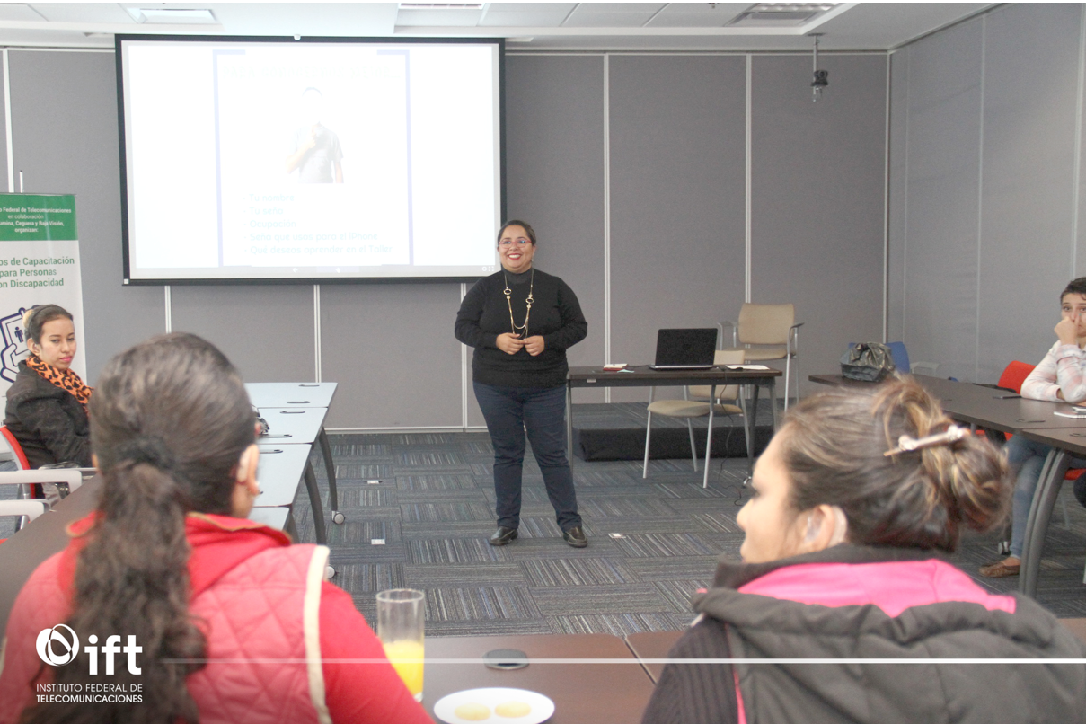Profesora de curso de capacitación auditiva exponiendo su temario.